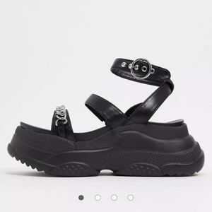 LAMODA Chunky Platform Sandal with Chain